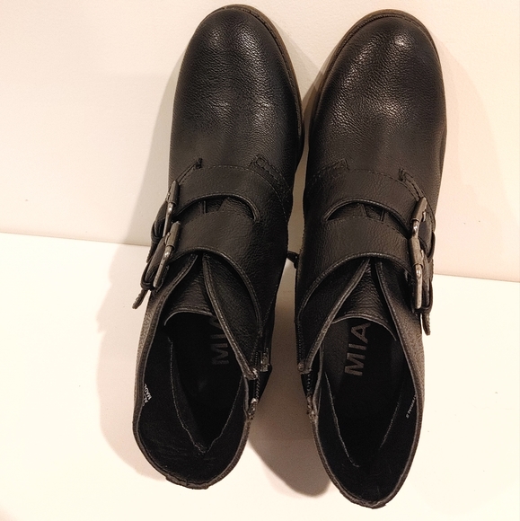 Cute booties - Picture 3 of 3